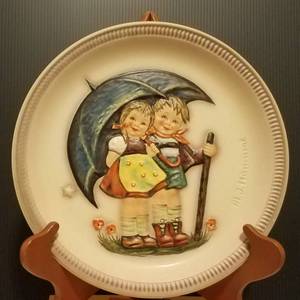 lot 716 image: M. J. HUMMEL 1975 ANNIVERSARY COLLECTIBLE PLATE IN THEMEDESIGNTITLE SHOWN.