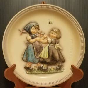 lot 717 image: M. J. HUMMEL 1980 ANNIVERSARY COLLECTIBLE PLATE IN THEMEDESIGNTITLE SHOWN.