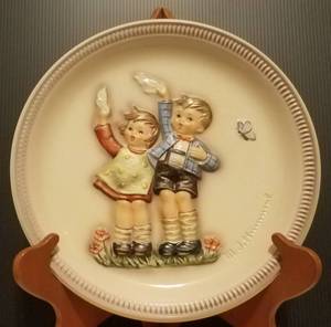 lot 718 image: M. J. HUMMEL 1985 ANNIVERSARY COLLECTIBLE PLATE IN THEMEDESIGNTITLE SHOWN.