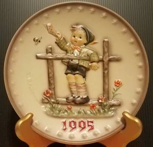 lot 719 image: M. J. HUMMEL 1995 COLLECTIBLE PLATE IN THEMEDESIGNTITLE SHOWN.