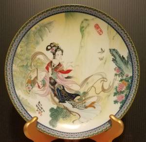 lot 731 image: ASIAN THEMED COLLECTIBLE PLATE IN THEMEDESIGNTITLE SHOWN.