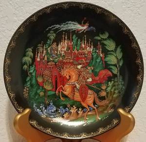 lot 740 image: COLLECTIBLE PLATE IN DESIGNTHEMETITLE SHOWN.
