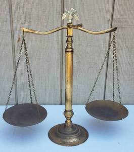 lot 764 image: VINTAGE BRASS BALANCE SCALE IN STYLE SHOWN. CHECK IT OUT