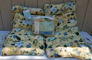 lot 762 image: NEW WITH TAGS CUSHIONS AND SOFA COVER IN STYLECOLOR SHOWN.