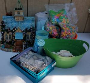 lot 760 image: LOT OF ASSORTED DECOR INCLUDING SEASHELLS AND MORE AS SHOWN.