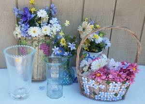 lot 759 image: ASSORTED DECOR INCLUDING A HEAVY 24% LEAD CRYSTAL VASE AND MORE AS SHOWN.