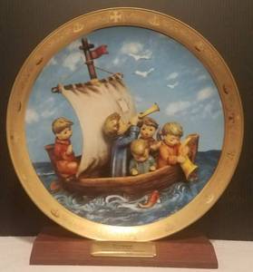lot 747 image: M. J. HUMMEL LAND IN SIGHT COLLECTIBLE PLATE COMMEMORATING COLUMBUS DISCOVERY OF THE NEW WORLD WITH STAND AS SHOWN.