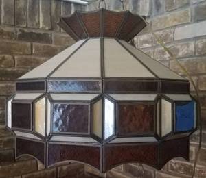 lot 744 image: VINTAGE TIFFANYSTAINED GLASS STYLE LAMP IN WORKING CONDITION AS SHOWN.