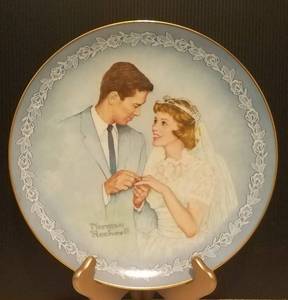lot 713 image: NORMAN ROCKWALL WITH THIS RING COLLECTIBLE PLATE AS SHOWN.