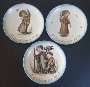lot 770 image: SCHMID SISTER BERTHA HUMMEL COLLECTABLE CHRISTMAS PLATES IN THEMETITLEDESIGN AS SHOWN. YOU ARE BIDDING BY THE PIECE
