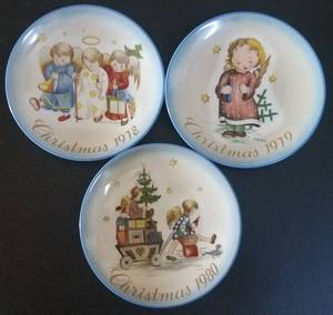lot 772 image: SCHMID SISTER BERTHA HUMMEL COLLECTABLE CHRISTMAS PLATES IN THEMETITLEDESIGN AS SHOWN. YOU ARE BIDDING BY THE PIECE