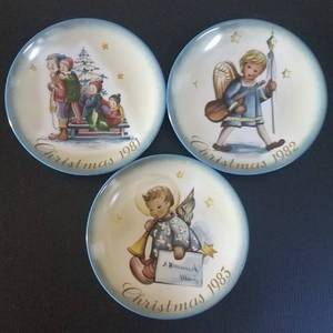 lot 773 image: SCHMID SISTER BERTHA HUMMEL COLLECTABLE CHRISTMAS PLATES IN THEMETITLEDESIGN AS SHOWN. YOU ARE BIDDING BY THE PIECE