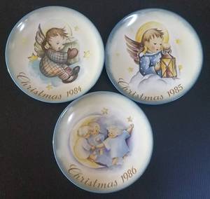 lot 774 image: SCHMID SISTER BERTHA HUMMEL COLLECTABLE CHRISTMAS PLATES IN THEMETITLEDESIGN AS SHOWN. YOU ARE BIDDING BY THE PIECE