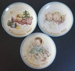 lot 775 image: SCHMID SISTER BERTHA HUMMEL COLLECTABLE CHRISTMAS PLATES IN THEMETITLEDESIGN AS SHOWN. YOU ARE BIDDING BY THE PIECE