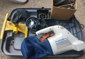 lot 784 image: LOT OF ASSORTED ITEMS INCLUDING A DIRTBUSTE DIRT VAC, GARDEN SPRINKLER AND MORE AS SHOWN.