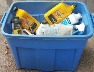 lot 785 image: LOT OF MISCELLANEOUS ITEMS INCLUDING MOTOR OIL, CLEANERS AND MORE AS SHOWN.