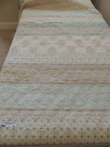 lot 24 image: BED SPREAD - CREAM, BLUES & TANS Twin size