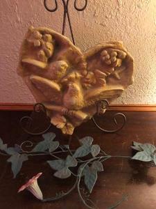 lot 65 image: Green Trumpet Vine wall art 24x7 metal .   Heart Stone Art - Birds  14x13 on stand  ( can be hung)