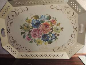 lot 58 image: 26x18 Metal Serving tray with hand painted floral  decoration - Nashco product New York