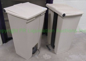 lot 171 image: Rubbermaid plastic step garbage cans