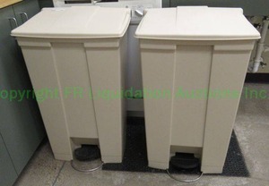 lot 138 image: Rubbermaid plastic step garbage cans