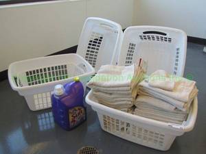 lot 82 image: Rubbermaid clothes baskets and assorted hand towels