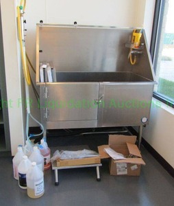 lot 81 image: Flying Pig stainless steel pro grooming bath tub, 58 x 50 x 28