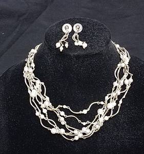lot 160 image: Necklace and earrings