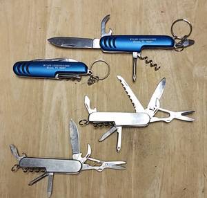 lot 177 image: 4 Pocket knives