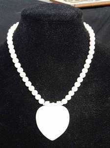 lot 184 image: White heart necklace
