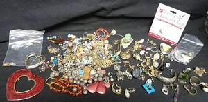 lot 185 image: jewelry parts, findings and single earrings