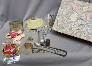 lot 200 image: Dresser box with assorted contents