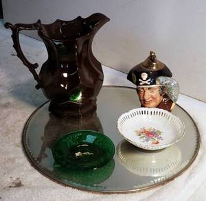 lot 257 image: Glass &amp Ceramic Decorative Pieces including Royal Doulton