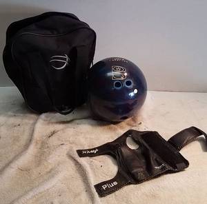 lot 272 image: Brunswick Groove Bowling Ball w Bag