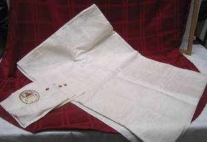 lot 335 image: Linen Tablecloth and matching Napkins