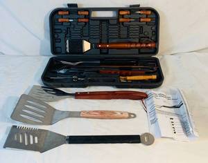 lot 8 image: Grill Set