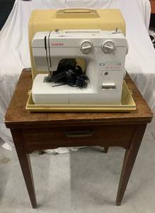 lot 14 image: Singer sewing machine and table