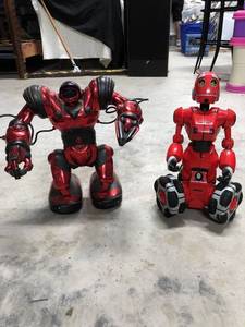 lot 101 image: Toy Robots