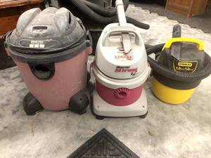 lot 72 image: Set of 3 Shop Vacs
