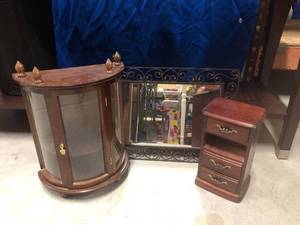 lot 59 image: Display cases and decorative mirror