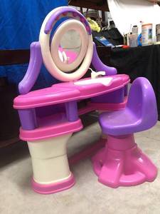 lot 61 image: Little Girls Vanity table and chair