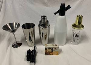 lot 30 image: Bar items