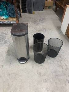 lot 175 image: Trash cans