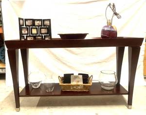 lot 112 image: Table with decorative items