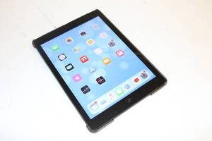 lot 2 image: Apple iPad Air 32gb (Powers On, Touch Works)