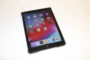 lot 4 image: Apple iPad Air 16gb (Powers On, Touch Works)