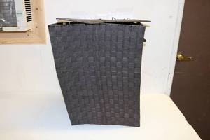 lot 42 image: Woven Hamper Basket w Lid
