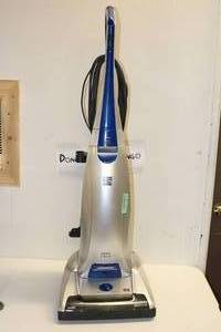lot 43 image: Kenmore Silver Vaccuum (Powers on)