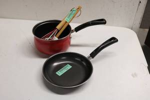 lot 51 image: Kitchen items includes pot pan and cookware