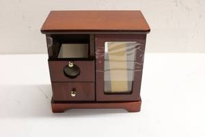lot 71 image: Jewelry Box